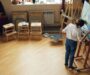 Kunstner maler ved et staffeli i et lyst atelier